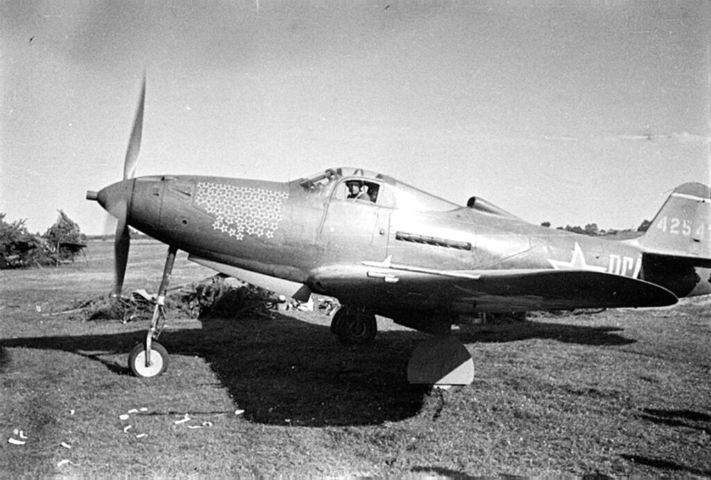 P-39 “Аэрокобра” Григория Речкалова 16 ГИАП, во время фотосессии А. И. Покрышкина