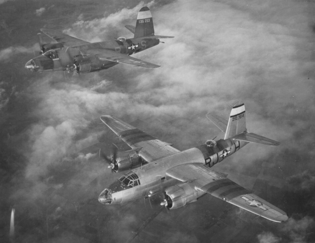 Бомбардировщики Martin B-26C из 454BS 323BG 9AF, B-26C-45-MO s/n 42-107614 "Lady Luck III" и B-26C-25-MO s/n 41-35253 "Black Magic IV" and "Mr. Shorty"