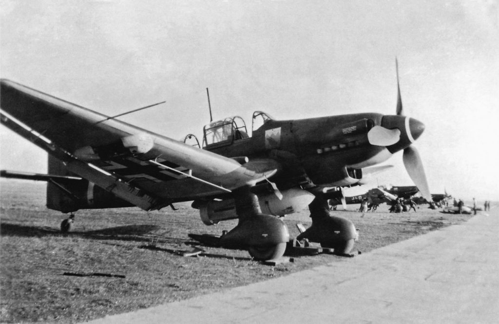 Junkers Ju.87 D-1 S2+LH l/StG77 с подвешенной бомбой SC 1000 лето 1942 года