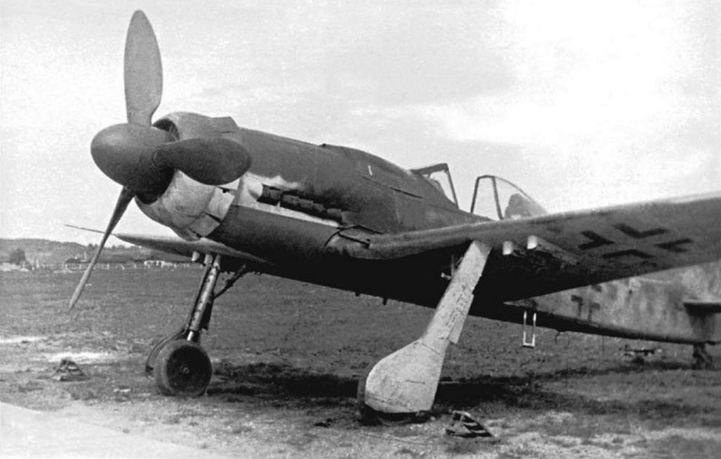 Focke-Wulf Fw.190 D-9 с бомбодержателями ETC 71