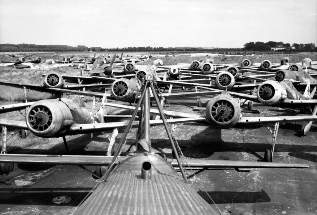 "Разоруженные" самолеты Люфтваффе во Фленсбурге летом 1945 года, среди них Focke-Wulf с 14-лопастным вентилятором, характерным для BMW 801S и Fw.190 A-9