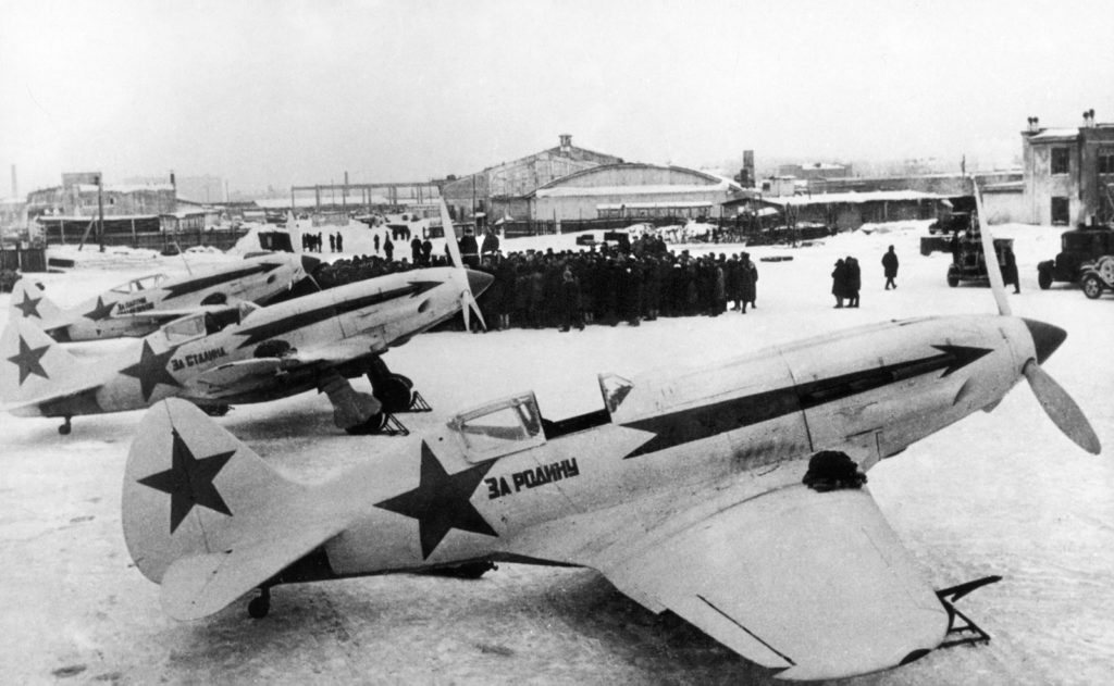 МиГ-3 передают летчикам 172ИАП на рембазе завода №1 им. Сталина 