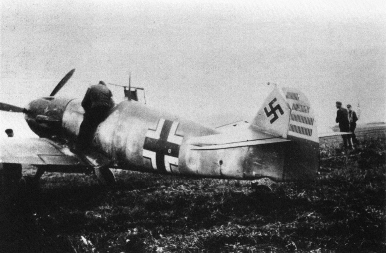 [AZ model] [airfix]BF 109 trop + 1 - [fini] - Page 2 Messerschmitt-Bf109-F1-W-Nr-5628-SG-GW-Werner-Molders-stab-JG51