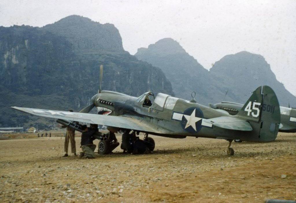 Curtiss P-40N из 47FS (ранее AVG Flying Tigers) с ракетами