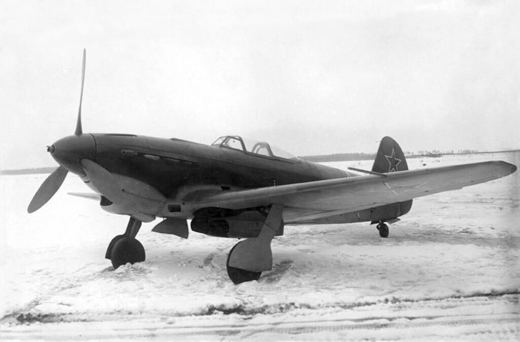 Первый прототип истребителя-бомбардировщика Як-9Л