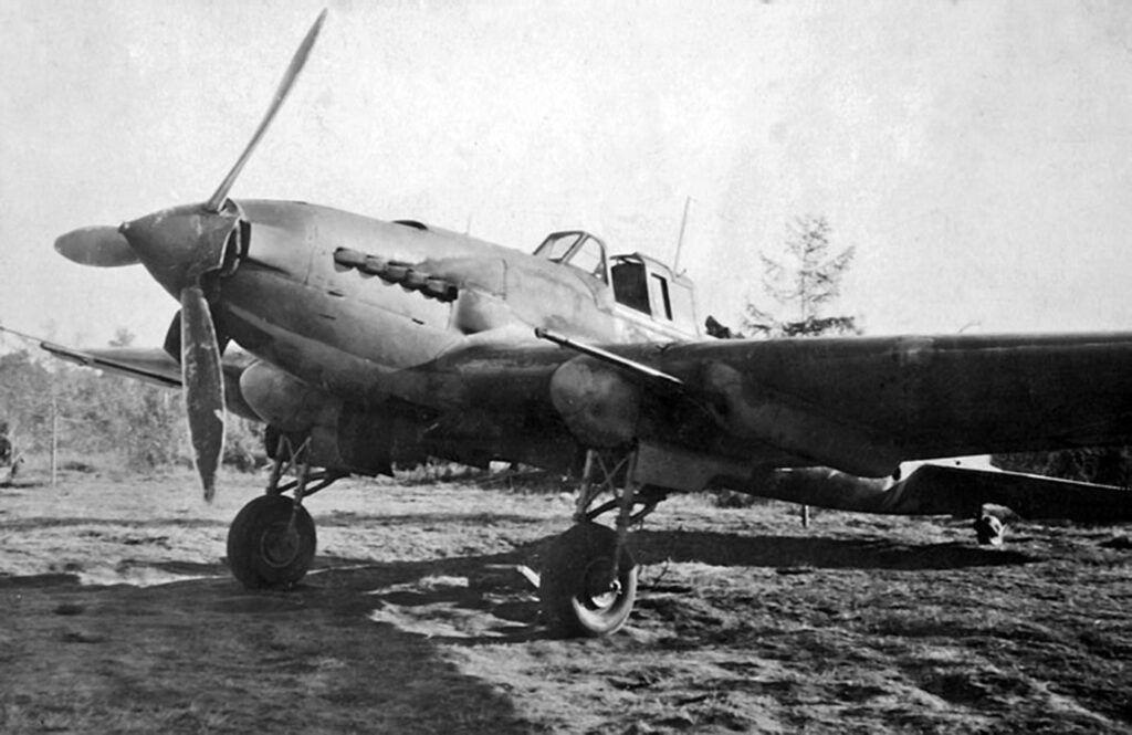 Поврежденный штурмовик Ил-2 НС-37 из 566 ШАП