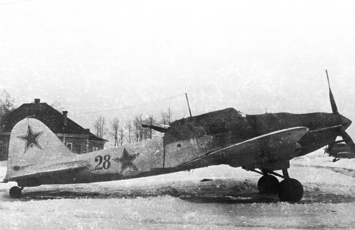 Штурмовик Ил-2 НС-37 с номером 28 в зимнем камуфляже