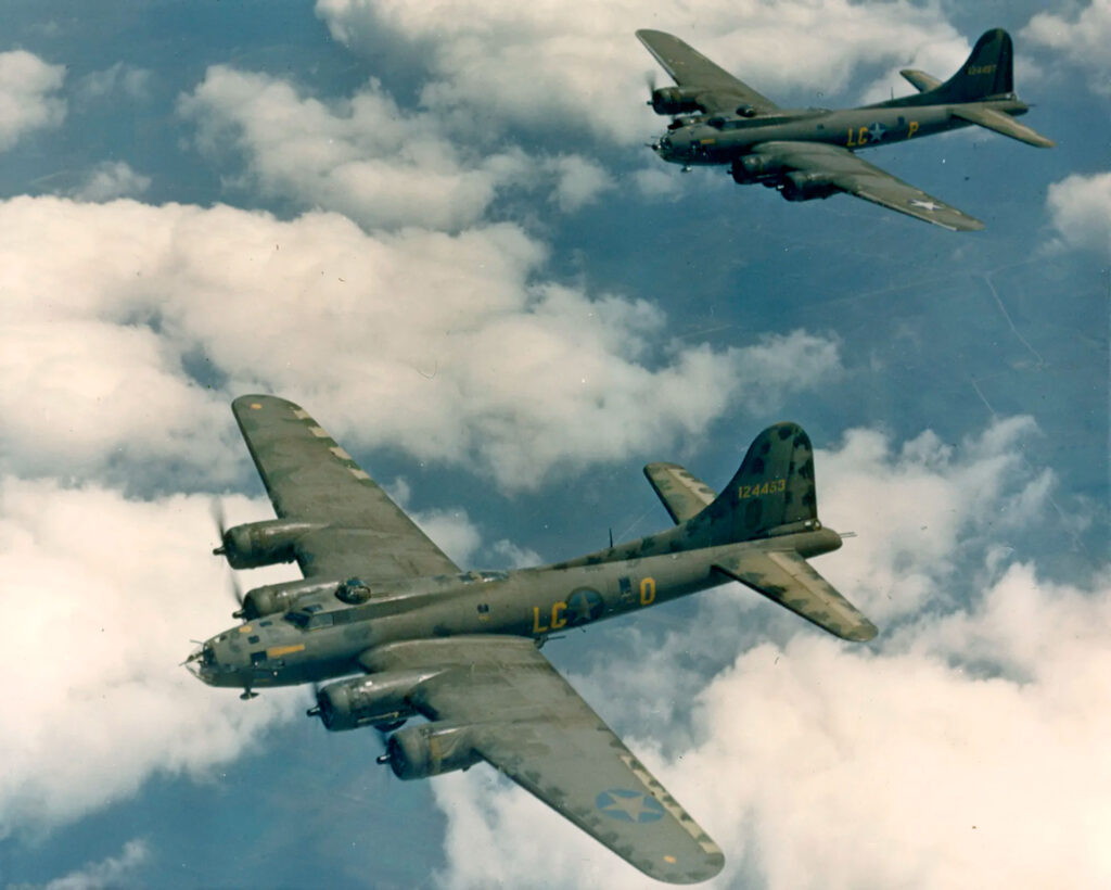 Boeing B-17F-10-BO s/n 41-24453 "LG-O" "THE BEARDED BEAUTY MIZPAH" и B-17F-15-BO s/n 41-24497 "LG-P" "MIZPAH-II", 322BS 91BG