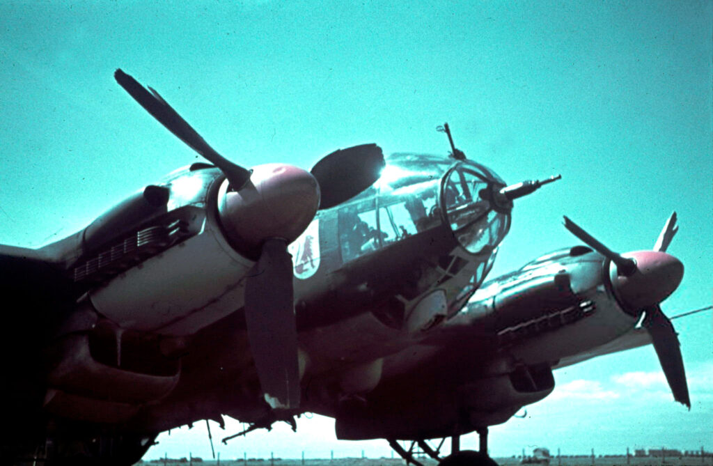 Heinkel He.111H с повреждёнными пропеллерами из состава KG26