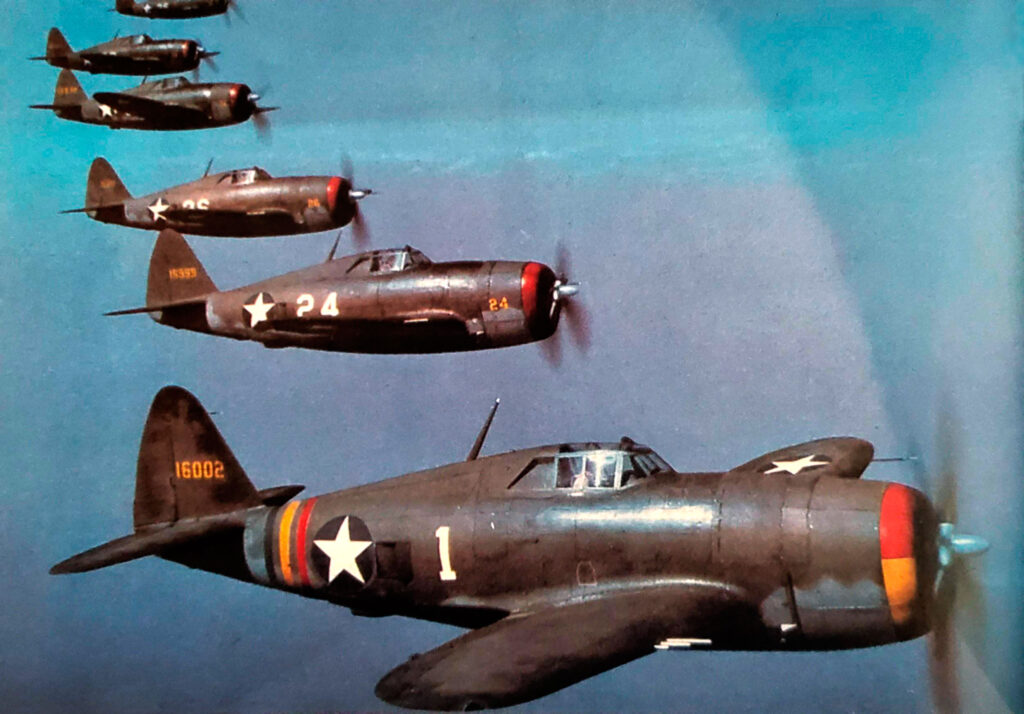 Шесть истребителей Republic P-47B Thunderbolt из 56FG, s/n 41-6002, s/n 41-599 и т.д.