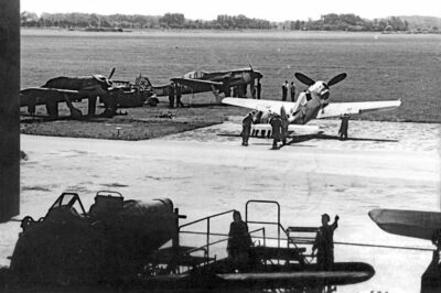 Прототип Fw.190 D-11 рядом с прототипом Ta.152H (Fw.190 V30/U1, W.Nr 0055, GH+KT) Адельхайде, 1944 год
