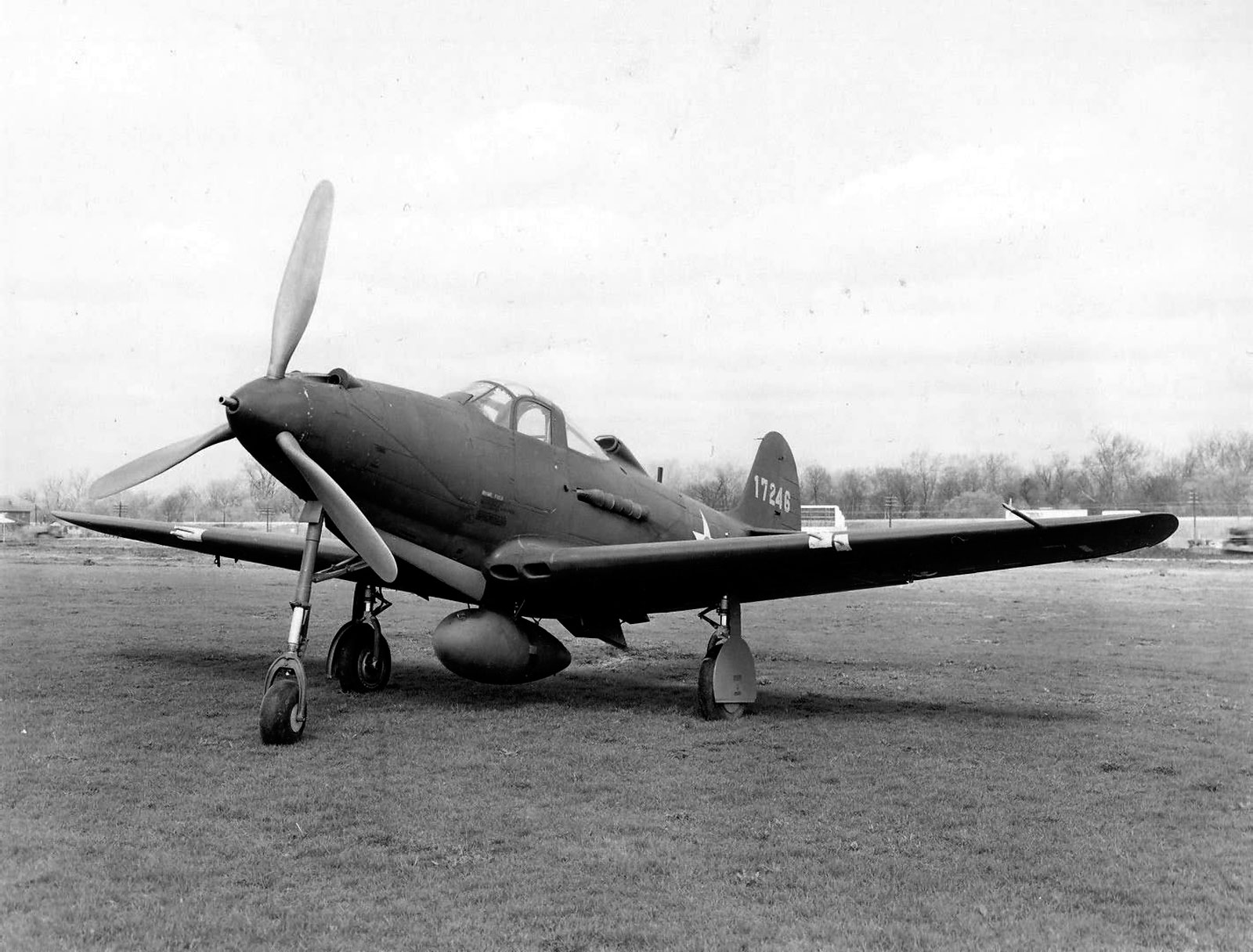 Bell P-39F s/n 41-7246, c "нестандартными" для "F" шестью выхлопными патрубками