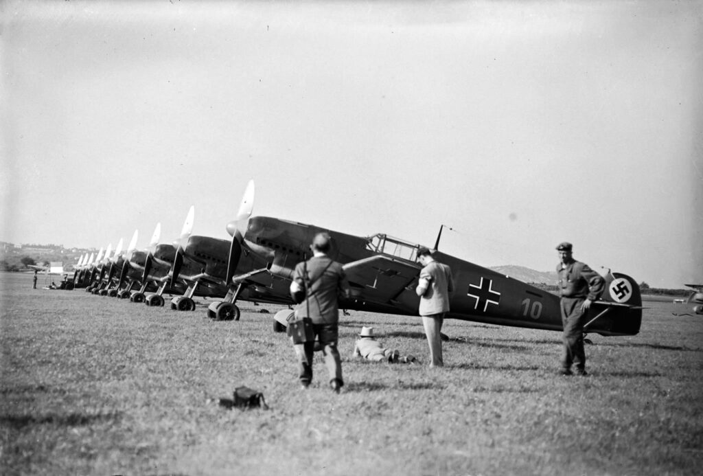 Мессершмитты Bf.109B из 6.(s)/JG132 с деревянными винтами Schwarz